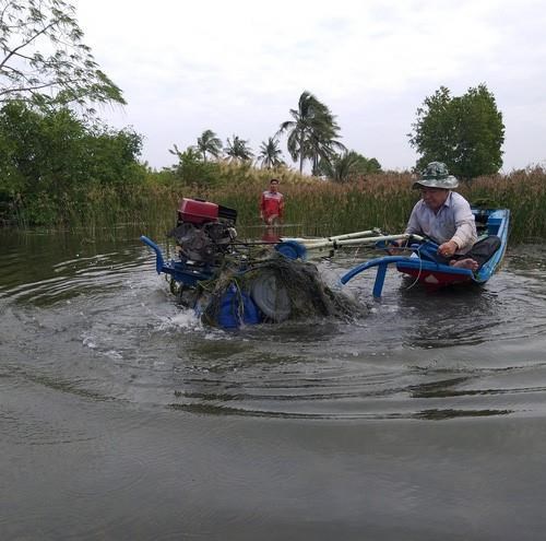 Máy cày phao nổi cho vùng đất ngập nước